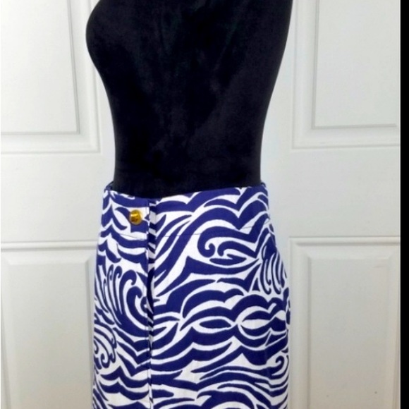 Lilly Pulitzer lined skirt. Size 8. EUC. No visible marks or tears. Blue & white - Picture 2 of 5